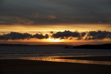 coucher de soleil sur une plage de bretagne