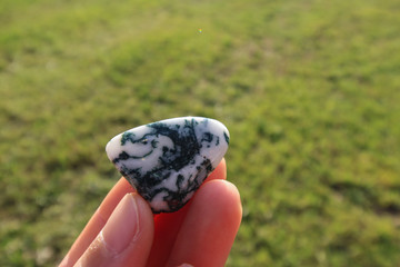 Ein Achatstein in der Makroansicht