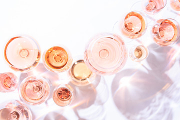 Veel glazen rose wijn bij wijnproeverijen. Concept van rose wijn en variëteit