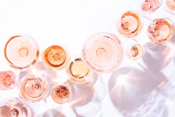 Gordijnen Veel glazen rose wijn bij wijnproeverijen. Concept van rose wijn en variëteit © Ekaterina_Molchanova