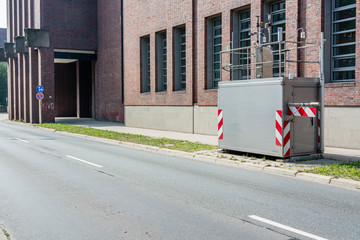 Umweltbelastung Feinstaubbelastung - Emission messen - Messanlage neben Verkehrsstraße