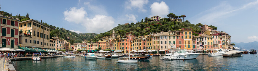 Fototapeta na wymiar The incredibly beautiful Italian coastal town of Portofino in panoramic view