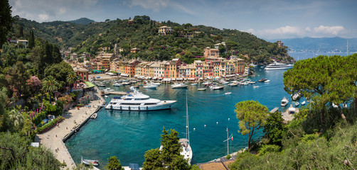 Fototapeta premium Niesamowicie piękne włoskie nadmorskie miasteczko Portofino z panoramicznym widokiem