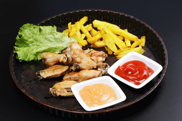Backed wings with potato chips