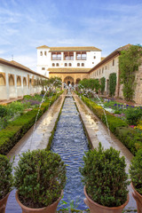 Fototapeta na wymiar Generalife's Springbrunnen, Buchsbaum Garten und Innenhof in der Alhambra von Granada, Spanien, Andalusien