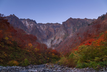 一の倉沢から紅葉の谷川岳