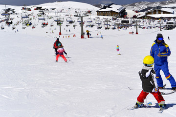 Skiers goes down of the snowy mountains of Sierra Nevada