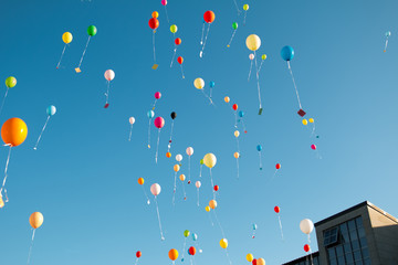 Luftballons vor blauem himmel