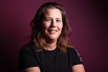 Fototapeta premium Woman in front of a colored background