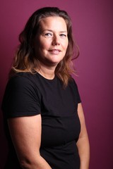 Obraz premium Woman in front of a colored background