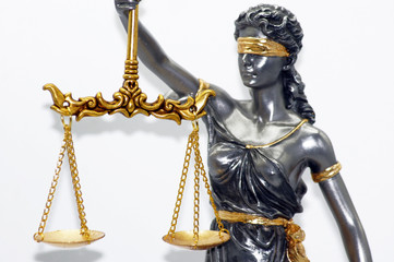 Obraz premium Nahaufnahme einer Justiz Figur freigestellt auf weißem Hintergrund