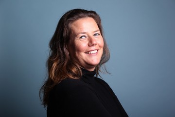 Woman in front of a colored background