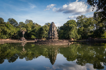 Fototapeta na wymiar Tempel im Wasser