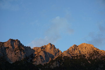 abendlich beleuchtete Berggipfel im Kaisergebirge