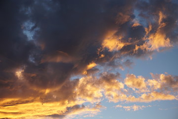 Fototapeta na wymiar Abendhimmel mit Wolken und Abendrot
