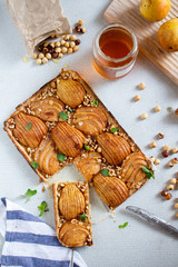 Pear tart with hazelnuts and honey 