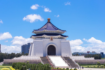 Fototapeta premium Doskonała wyprostowana pozycja w National Chiang Kai-shek Memorial (Hall Freedom Square), Taipei, Taiwan