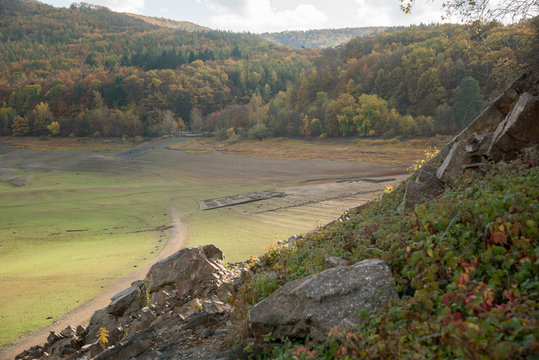 Ederstausee ohne Wasser - bewachsen mit Moosen und Flechten - im Hintergrund (mitte) ein gesicherter Friedhof