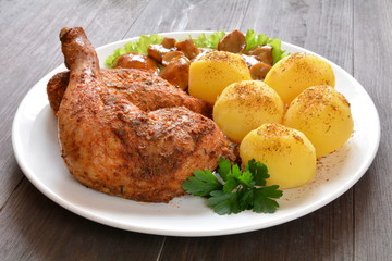pieczone mięso z kurczaka z ziemniakami i grzybami © robert6666