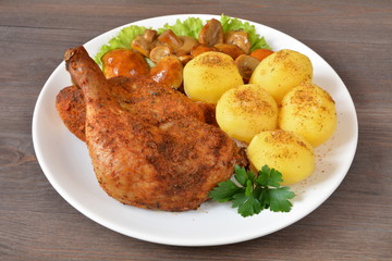 mięso z kurczaka pieczone z ziemniakami i grzybami © robert6666