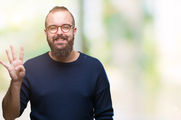 Naklejka premium Young caucasian hipster man wearing sunglasses over isolated background cheerful with a smile of face pointing with hand and finger up to the side with happy and natural expression on face