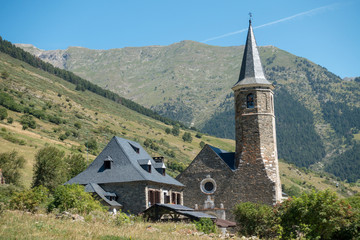 Fototapeta na wymiar The village of Montgarri in the Aran Valley