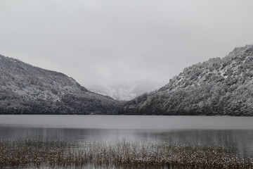Nieve en Lago Falkner, Villa La Angostura, San Martin de los Andes, Siete Lagos, Neuquen, Patagonia Argentina