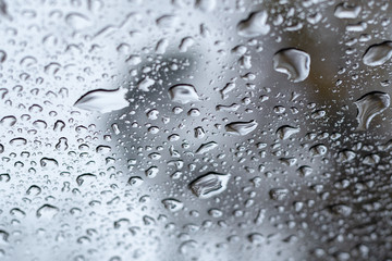 Wassertropfen auf Scheibe