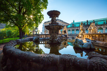 Schönes Bild des im Barockstil erbauten Museumskomplexes Der Zwinger. © Leonid Tit