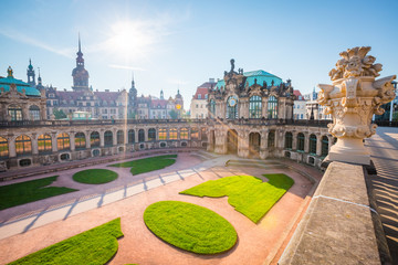 Schönes Bild des im Barockstil erbauten Museumskomplexes Der Zwinger. © Leonid Tit