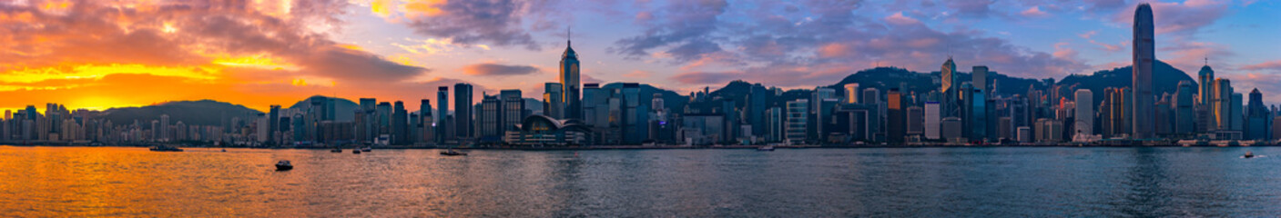 Obraz premium Panorama sunrise of Victoria Harbour in Hong Kong.