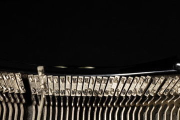 Alte mechanische Schreibmaschine, Tastatur und Brief mit Text