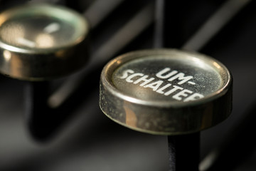 Alte mechanische Schreibmaschine, Tastatur und Brief mit Text