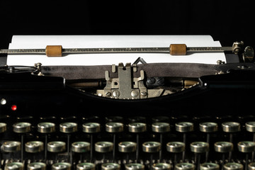 Alte mechanische Schreibmaschine, Tastatur und Brief mit Text
