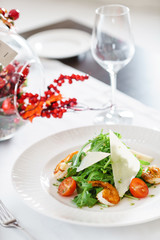 salad with shrimps and arugula