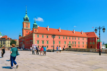 Fototapeta premium People at Royal Castle on Castle Square in Warsaw