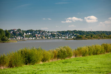 Blick auf Hamburger Elbufer Blankenese