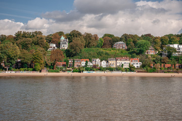 Blick auf Hamburger Elbufer Blankenese