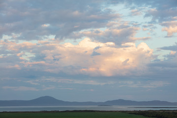 Fototapeta premium Późnym popołudniem słońce spoglądające na zatokę w parku narodowym Wilsons Promontory, Victoria, Australia