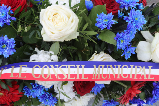 Gerbe. Comm&eacute;moration du 11 novembre. / Wreath. Remembrance ceremony. Armistice.