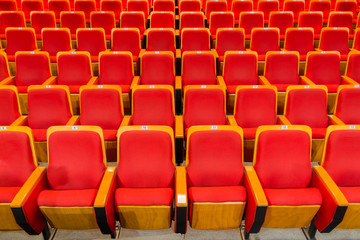 Obraz premium Red chairs in the auditorium of the theater or concert hall.