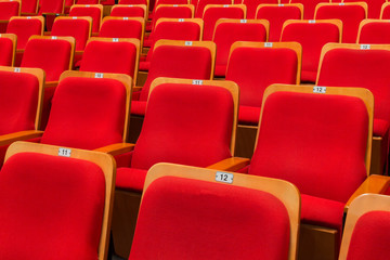 Obraz premium Red chairs in the auditorium of the theater or concert hall.