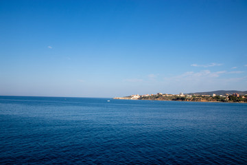 Fototapeta na wymiar horizon on the sea and in the background island