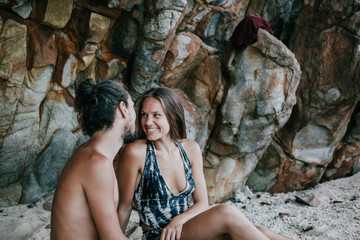 Naklejka premium Romantic couple on the beach picnic