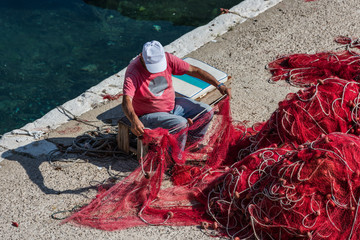 Fischer repariert sein Fischernetz im Hafen von Gallipoli