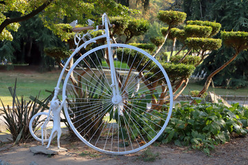 Fototapeta na wymiar bicicletta bianca di metallo nel parco del valentino a torino in italia