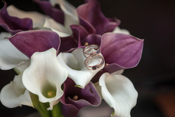 wedding rings and beautiful bouquet of flowers