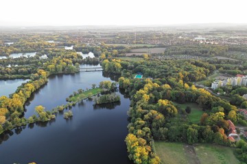 Luftaufnahme See Teich mit Wäldern