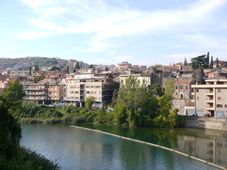 Fototapeta na wymiar River view of the edge of the old town of Tivoli