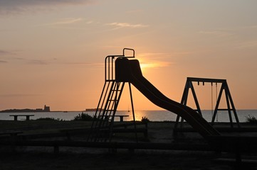 Naklejka premium Jeu d'enfants à la plage